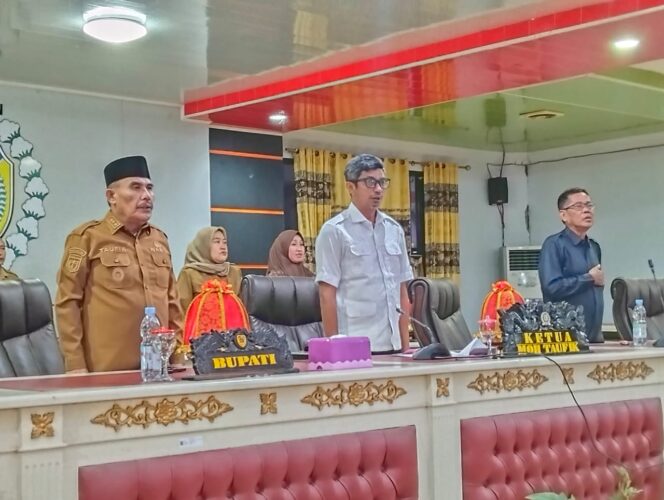 
					Ketua DPRD Donggala Moh Taufik (tengah) memimpin Rapat Paripurna DPRD Kabupaten Donggala di ruang sidang utama DPRD, Senin (19/01/26). FOTO: FN