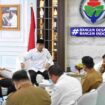 Gubernur Sulawesi Tengah Anwar Hafid berbincang dengan Menteri Desa dan Pembangunan Daerah Tertinggal Yandri Susanto saat audiensi di Kantor Kemendes PDT, Jakarta Selatan, Senin (19/01/26). FOTO: istimewa