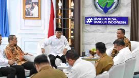 Gubernur Sulawesi Tengah Anwar Hafid berbincang dengan Menteri Desa dan Pembangunan Daerah Tertinggal Yandri Susanto saat audiensi di Kantor Kemendes PDT, Jakarta Selatan, Senin (19/01/26). FOTO: istimewa