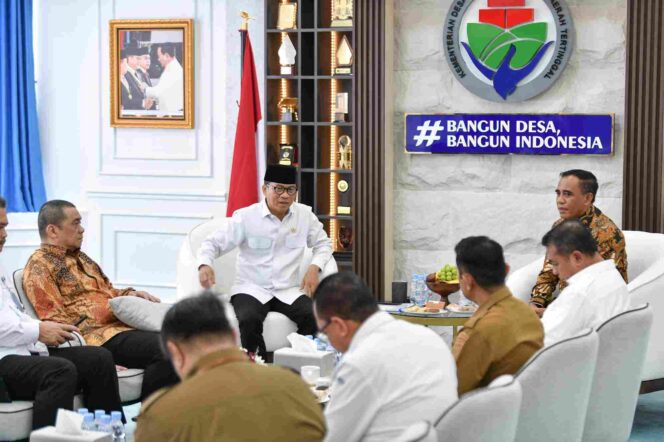 
					Gubernur Sulawesi Tengah Anwar Hafid berbincang dengan Menteri Desa dan Pembangunan Daerah Tertinggal Yandri Susanto saat audiensi di Kantor Kemendes PDT, Jakarta Selatan, Senin (19/01/26). FOTO: istimewa