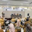 epala Dinas Sosial Provinsi Sulawesi Tengah, Drs. Rifki Anata Mustaqim, M.Si, bersama jajaran pimpinan memimpin kegiatan serah terima jabatan pejabat administrasi dan pengawas di lingkungan Dinas Sosial Provinsi Sulawesi Tengah yang berlangsung di Aula Dinas Sosial, Senin (19/01/26). FOTO: istimewa