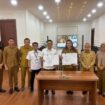 Bupati Donggala, Vera Elena Laruni (tengah), memperlihatkan dokumen Nota Kesepahaman (MoU) usai penandatanganan kerja sama Penyelenggaraan Sistem Penyediaan Air Minum (SPAM) antara Pemerintah Kabupaten Donggala dan Balai Penataan Bangunan, Prasarana, dan Kawasan Sulawesi Tengah, Direktorat Jenderal Cipta Karya Kementerian Pekerjaan Umum, disaksikan sejumlah pejabat terkait, Senin (19/01/26). FOTO: istimewa