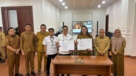 Bupati Donggala, Vera Elena Laruni (tengah), memperlihatkan dokumen Nota Kesepahaman (MoU) usai penandatanganan kerja sama Penyelenggaraan Sistem Penyediaan Air Minum (SPAM) antara Pemerintah Kabupaten Donggala dan Balai Penataan Bangunan, Prasarana, dan Kawasan Sulawesi Tengah, Direktorat Jenderal Cipta Karya Kementerian Pekerjaan Umum, disaksikan sejumlah pejabat terkait, Senin (19/01/26). FOTO: istimewa