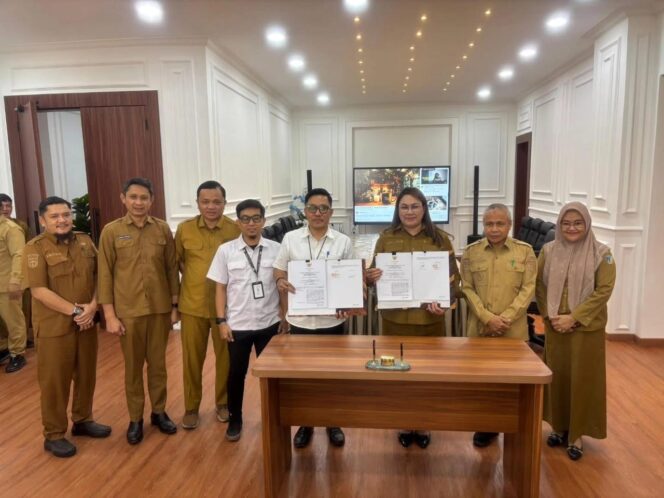 
					Bupati Donggala, Vera Elena Laruni (tengah), memperlihatkan dokumen Nota Kesepahaman (MoU) usai penandatanganan kerja sama Penyelenggaraan Sistem Penyediaan Air Minum (SPAM) antara Pemerintah Kabupaten Donggala dan Balai Penataan Bangunan, Prasarana, dan Kawasan Sulawesi Tengah, Direktorat Jenderal Cipta Karya Kementerian Pekerjaan Umum, disaksikan sejumlah pejabat terkait, Senin (19/01/26). FOTO: istimewa