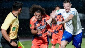 Pemain Kendal Tornado (jersey oranye) beradu kecepatan dengan pemain Persipal FC saat berebut bola pada laga lanjutan Pegadaian Championship Grup Timur di Stadion Sriwedari, Surakarta, Senin (19/01/26) malam. FOTO (IG) kendaltornado_fc