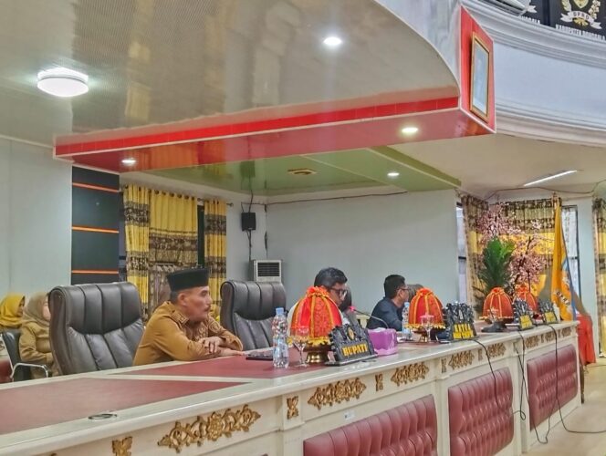 
					Wakil Bupati Donggala, Taufik M. Burhan (kiri), menghadiri rapat paripurna DPRD Kabupaten Donggala dengan agenda pembentukan Panitia Khusus (Pansus) I pembahasan manajemen aset daerah tahun 2024, di ruang sidang utama DPRD Donggala, Senin (19/01/26). FOTO: FN