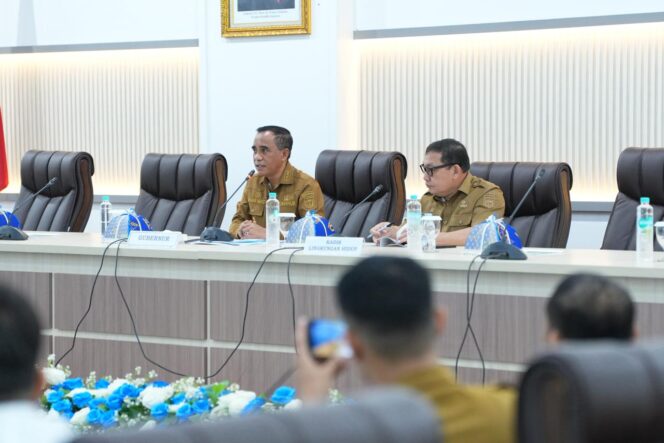 
					Gubernur Sulawesi Tengah memimpin rapat koordinasi bersama jajaran Dinas Lingkungan Hidup Provinsi Sulawesi Tengah dan perwakilan perusahaan tenant Indonesia Morowali Industrial Park (IMIP) di Kantor Gubernur Sulawesi Tengah, Palu, Selasa (20/01/26). FOTO: istimewa