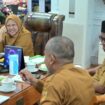 Wakil Gubernur Sulawesi Tengah berdialog bersama sejumlah pejabat terkait saat mengikuti Rapat Koordinasi Komisi Pemberantasan Korupsi (KPK) secara virtual di ruang kerja Wakil Gubernur, Selasa (20/01/26). FOTO: istimewa