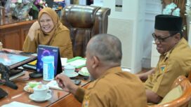 Wakil Gubernur Sulawesi Tengah berdialog bersama sejumlah pejabat terkait saat mengikuti Rapat Koordinasi Komisi Pemberantasan Korupsi (KPK) secara virtual di ruang kerja Wakil Gubernur, Selasa (20/01/26). FOTO: istimewa