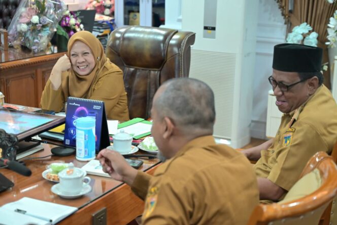 
					Wakil Gubernur Sulawesi Tengah berdialog bersama sejumlah pejabat terkait saat mengikuti Rapat Koordinasi Komisi Pemberantasan Korupsi (KPK) secara virtual di ruang kerja Wakil Gubernur, Selasa (20/01/26). FOTO: istimewa