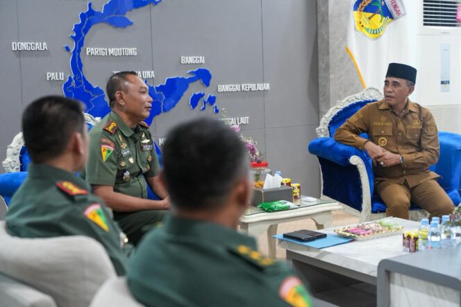
					Gubernur Sulawesi Tengah, Anwar Hafid, menerima audiensi Komandan Polisi Militer Kodam XXIII/Palaka Wira (Danpomdam XXIII/PW), Kolonel Cpm Indra Jaya, bersama jajaran, di Ruang Kerja Gubernur Sulawesi Tengah, Palu, Selasa (20/01/26). FOTO: istimewa