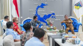 Gubernur Sulawesi Tengah Anwar Hafid (kanan) berdialog dengan jajaran manajemen sektor energi saat audiensi di Kantor Gubernur Sulawesi Tengah, Palu, Selasa (20/01/26). FOTO: istimewa