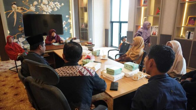 
					Jajaran Fraksi PKS DPRD Sulawesi Tengah menerima kunjungan Pengurus Rumah Qur’an Nusantara (RQN) di ruang Fraksi PKS DPRD Sulawesi Tengah, Lantai II Gedung B DPRD Sulteng, Palu, Selasa (20/01/26). FOTO: HNF