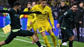 Pemain Bodo/Glimt (tengah) berusaha mempertahankan penguasaan bola dari kepungan dua pemain Manchester City dalam laga Liga Champions matchday 7 fase liga di Aspmyra Stadion, Bodø, Rabu (21/01/26) dini hari WIB. FOTO: (IG) bodoglimt