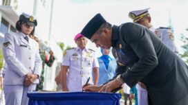 Gubernur Sulawesi Tengah Anwar Hafid menandatangani berita acara pada kegiatan Serah Terima Jabatan (Sertijab) Komandan Pangkalan TNI Angkatan Laut (Danlanal) Palu, Rabu (21/01/26). FOTO: istimewa