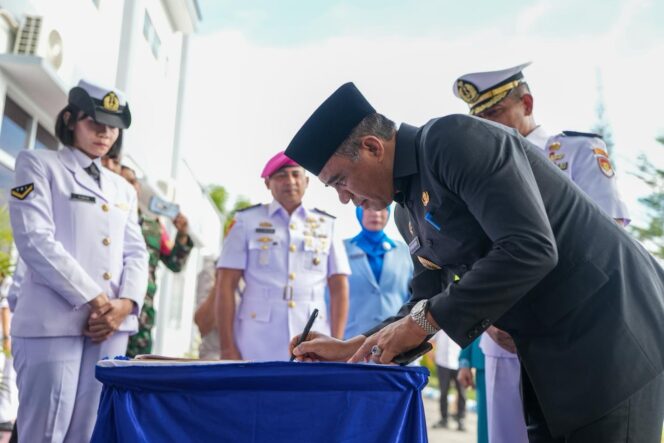 
					Gubernur Sulawesi Tengah Anwar Hafid menandatangani berita acara pada kegiatan Serah Terima Jabatan (Sertijab) Komandan Pangkalan TNI Angkatan Laut (Danlanal) Palu, Rabu (21/01/26). FOTO: istimewa