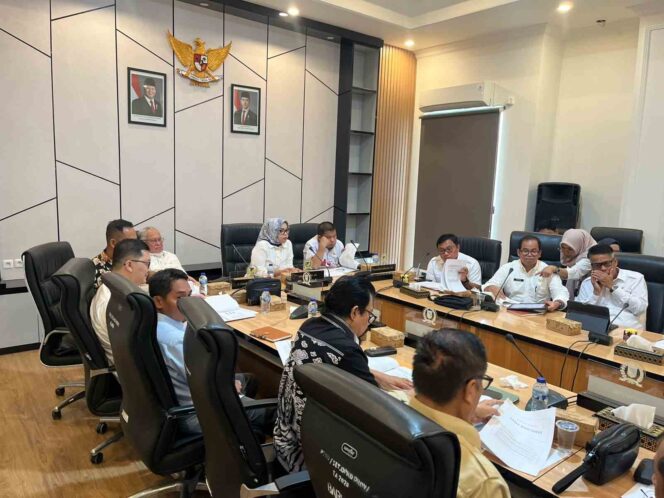 
					Komisi III DPRD Provinsi Sulawesi Tengah menggelar rapat penyampaian Tim Kerja Penguatan Dana Bagi Hasil (DBH) bersama organisasi perangkat daerah (OPD) mitra di Ruang Baruga Lantai III Kantor DPRD Sulteng, Palu, Rabu (21/01/26). FOTO: istimewa
