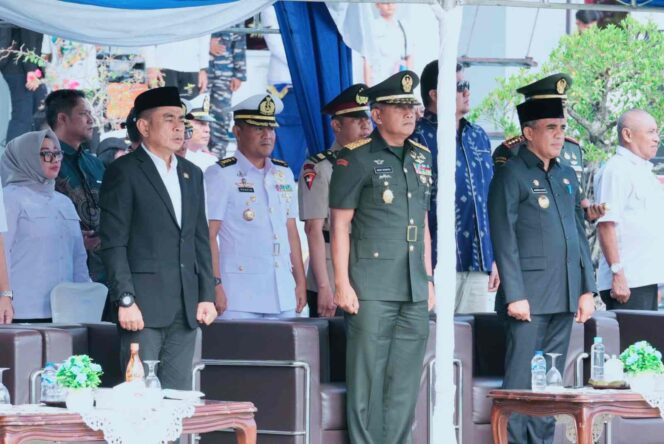 
					Anggota DPRD Provinsi Sulawesi Tengah, Hendri Muhidin (kiri), bersama unsur Forkopimda dan TNI mengikuti upacara serah terima jabatan Komandan Pangkalan TNI Angkatan Laut Palu di Lapangan Mako Lanal Palu, Rabu (21/01/26). FOTO: istimewa