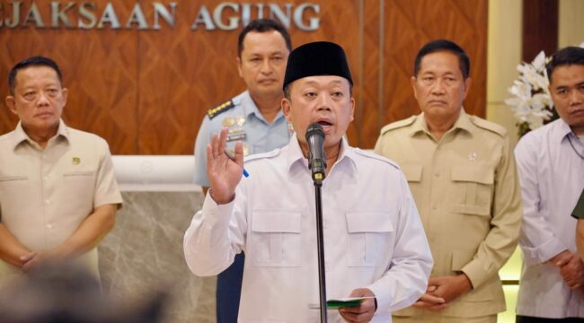 Menteri Agraria dan Tata Ruang/Kepala Badan Pertanahan Nasional (ATR/BPN) menyampaikan keterangan pers usai rapat koordinasi bersama Wakil Menteri Pertahanan serta pimpinan lembaga negara di Kejaksaan Agung, Jakarta. FOTO: istimewa