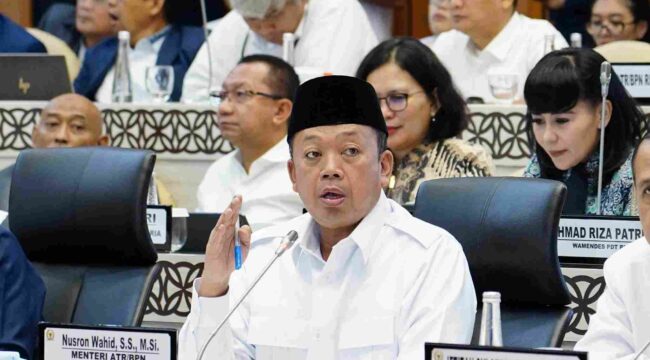Menteri Agraria dan Tata Ruang/Kepala BPN Nusron Wahid menyampaikan paparan dalam Rapat Kerja Tim Panitia Khusus (Pansus) Penyelesaian Konflik Agraria bersama DPR RI di Gedung DPR RI, Jakarta, Rabu (21/01/26). FOTO: istimewa