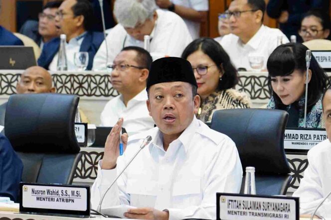 
					Menteri Agraria dan Tata Ruang/Kepala BPN Nusron Wahid menyampaikan paparan dalam Rapat Kerja Tim Panitia Khusus (Pansus) Penyelesaian Konflik Agraria bersama DPR RI di Gedung DPR RI, Jakarta, Rabu (21/01/26). FOTO: istimewa