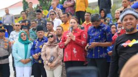 Bupati Donggala, Vera Elena Laruni menyampaikan penegasan sikap di hadapan masyarakat, didampingi unsur pimpinan daerah, DPRD, aparat keamanan, dan OPD saat dialog bersama Aliansi Masyarakat Donggala terkait tuntutan pengembalian operasional kapal penumpang ke Pelabuhan Donggala. FOTO: istimewa