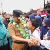 Gubernur Sulawesi Tengah menyapa dan bersalaman dengan para pelajar dalam sebuah kunjungan kegiatan daerah. FOTO: istimewa