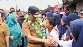 Gubernur Sulawesi Tengah menyapa dan bersalaman dengan para pelajar dalam sebuah kunjungan kegiatan daerah. FOTO: istimewa