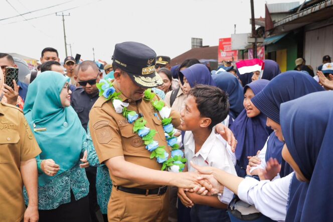 
					Gubernur Sulawesi Tengah menyapa dan bersalaman dengan para pelajar dalam sebuah kunjungan kegiatan daerah. FOTO: istimewa