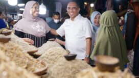 Gubernur Sulawesi Tengah tampak berdialog dan menyapa pedagang saat mengunjungi pasar tradisional Inpres manonda Palu.  FOTO: istimewa