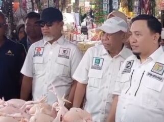 Ketua Komisi B DPRD Kota Palu, Rusman Ramli (kanan), bersama anggota Komisi B saat melakukan pemantauan harga daging ayam di Pasar Inpres Manonda, Kota Palu, menjelang Bulan Ramadhan 2026. FOTO: istimewa