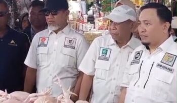 Ketua Komisi B DPRD Kota Palu, Rusman Ramli (kanan), bersama anggota Komisi B saat melakukan pemantauan harga daging ayam di Pasar Inpres Manonda, Kota Palu, menjelang Bulan Ramadhan 2026. FOTO: istimewa