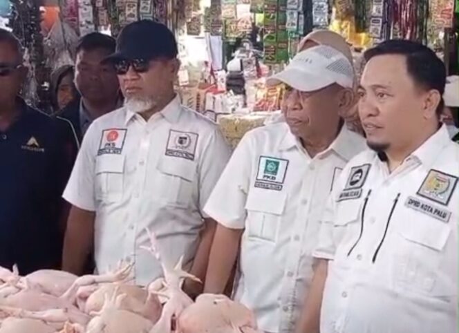 
					Ketua Komisi B DPRD Kota Palu, Rusman Ramli (kanan), bersama anggota Komisi B saat melakukan pemantauan harga daging ayam di Pasar Inpres Manonda, Kota Palu, menjelang Bulan Ramadhan 2026. FOTO: istimewa