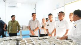 Gubernur Sulawesi Tengah, Anwar Hafid (kedua dari kanan), saat meninjau fasilitas Dapur Makan Bergizi Gratis (MBG) SPPG NDR Loji di Kelurahan Loji, Kecamatan Parigi, Kabupaten Parigi Moutong, Sabtu (24/01/26). FOTO: istimewa