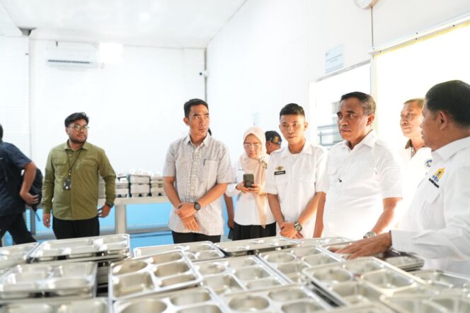 
					Gubernur Sulawesi Tengah, Anwar Hafid (kedua dari kanan), saat meninjau fasilitas Dapur Makan Bergizi Gratis (MBG) SPPG NDR Loji di Kelurahan Loji, Kecamatan Parigi, Kabupaten Parigi Moutong, Sabtu (24/01/26). FOTO: istimewa