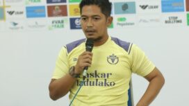 Coach Andhika saat konferensi pers jelang pertandingan Persipal Palu kontra Deltras Sidoarjo. FOTO: persipal palu