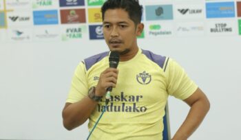 Coach Andhika saat konferensi pers jelang pertandingan Persipal Palu kontra Deltras Sidoarjo. FOTO: persipal palu