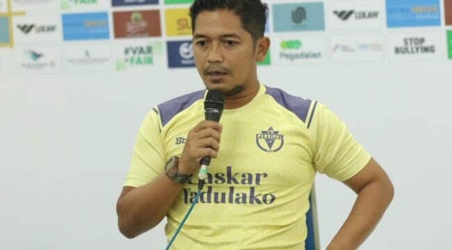 Coach Andhika saat konferensi pers jelang pertandingan Persipal Palu kontra Deltras Sidoarjo. FOTO: persipal palu