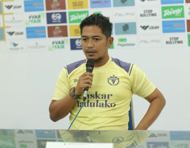 
					Coach Andhika saat konferensi pers jelang pertandingan Persipal Palu kontra Deltras Sidoarjo. FOTO: persipal palu