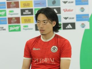 Pemain asing Persipal Palu, Kenzo, saat memberikan keterangan kepada media jelang laga kontra Deltras Sidoarjo pada lanjutan Liga 2 Pegadaian Championship 2025–2026 wilayah timur. FOTO: persipal palu