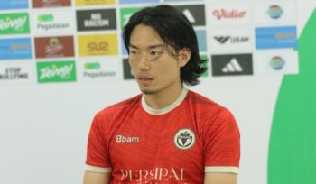 Pemain asing Persipal Palu, Kenzo, saat memberikan keterangan kepada media jelang laga kontra Deltras Sidoarjo pada lanjutan Liga 2 Pegadaian Championship 2025–2026 wilayah timur. FOTO: persipal palu