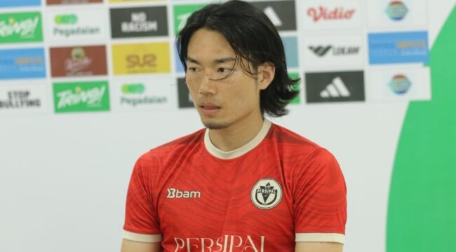 Pemain asing Persipal Palu, Kenzo, saat memberikan keterangan kepada media jelang laga kontra Deltras Sidoarjo pada lanjutan Liga 2 Pegadaian Championship 2025–2026 wilayah timur. FOTO: persipal palu