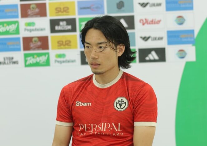 
					Pemain asing Persipal Palu, Kenzo, saat memberikan keterangan kepada media jelang laga kontra Deltras Sidoarjo pada lanjutan Liga 2 Pegadaian Championship 2025–2026 wilayah timur. FOTO: persipal palu