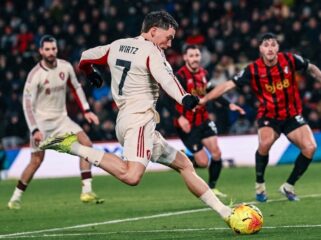 Florian Wirtz (Liverpool) melepaskan tembakan ke arah gawang Bournemouth pada laga Liga Premier Inggris pekan ke-23 di Stadion Vitality, Minggu (25/01/26). FOTO: (IG) liverpoolfc