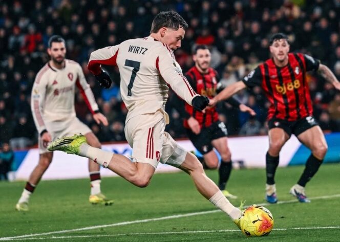 
					Florian Wirtz (Liverpool) melepaskan tembakan ke arah gawang Bournemouth pada laga Liga Premier Inggris pekan ke-23 di Stadion Vitality, Minggu (25/01/26). FOTO: (IG) liverpoolfc