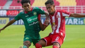 Pemain Deltras FC Sidoarjo (kanan) berebut bola dengan pemain Persipal Palu dalam laga lanjutan Liga 2 Pegadaian wilayah timur di Stadion Gelora Delta, Sidoarjo, Minggu (25/01/26). FOTO: (IG) @deltrasofficial