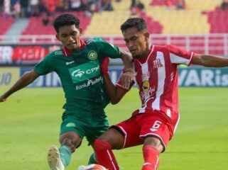 Pemain Deltras FC Sidoarjo (kanan) berebut bola dengan pemain Persipal Palu dalam laga lanjutan Liga 2 Pegadaian wilayah timur di Stadion Gelora Delta, Sidoarjo, Minggu (25/01/26). FOTO: (IG) @deltrasofficial