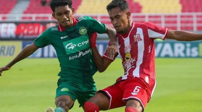 Pemain Deltras FC Sidoarjo (kanan) berebut bola dengan pemain Persipal Palu dalam laga lanjutan Liga 2 Pegadaian wilayah timur di Stadion Gelora Delta, Sidoarjo, Minggu (25/01/26). FOTO: (IG) @deltrasofficial