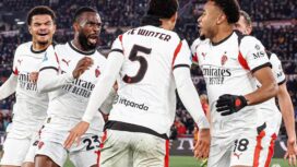 Koni De Winter (tengah) merayakan gol pembuka AC Milan bersama rekan setimnya saat menghadapi AS Roma di Stadio Olimpico, Roma. FOTO: (IG) @acmilan