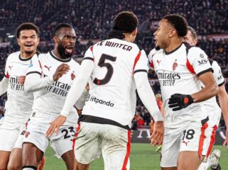 Koni De Winter (tengah) merayakan gol pembuka AC Milan bersama rekan setimnya saat menghadapi AS Roma di Stadio Olimpico, Roma. FOTO: (IG) @acmilan